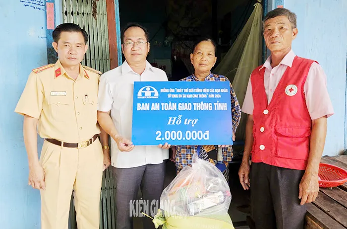 Thăm, tặng quà 5 gia đình có người thân bị tai nạn giao thông